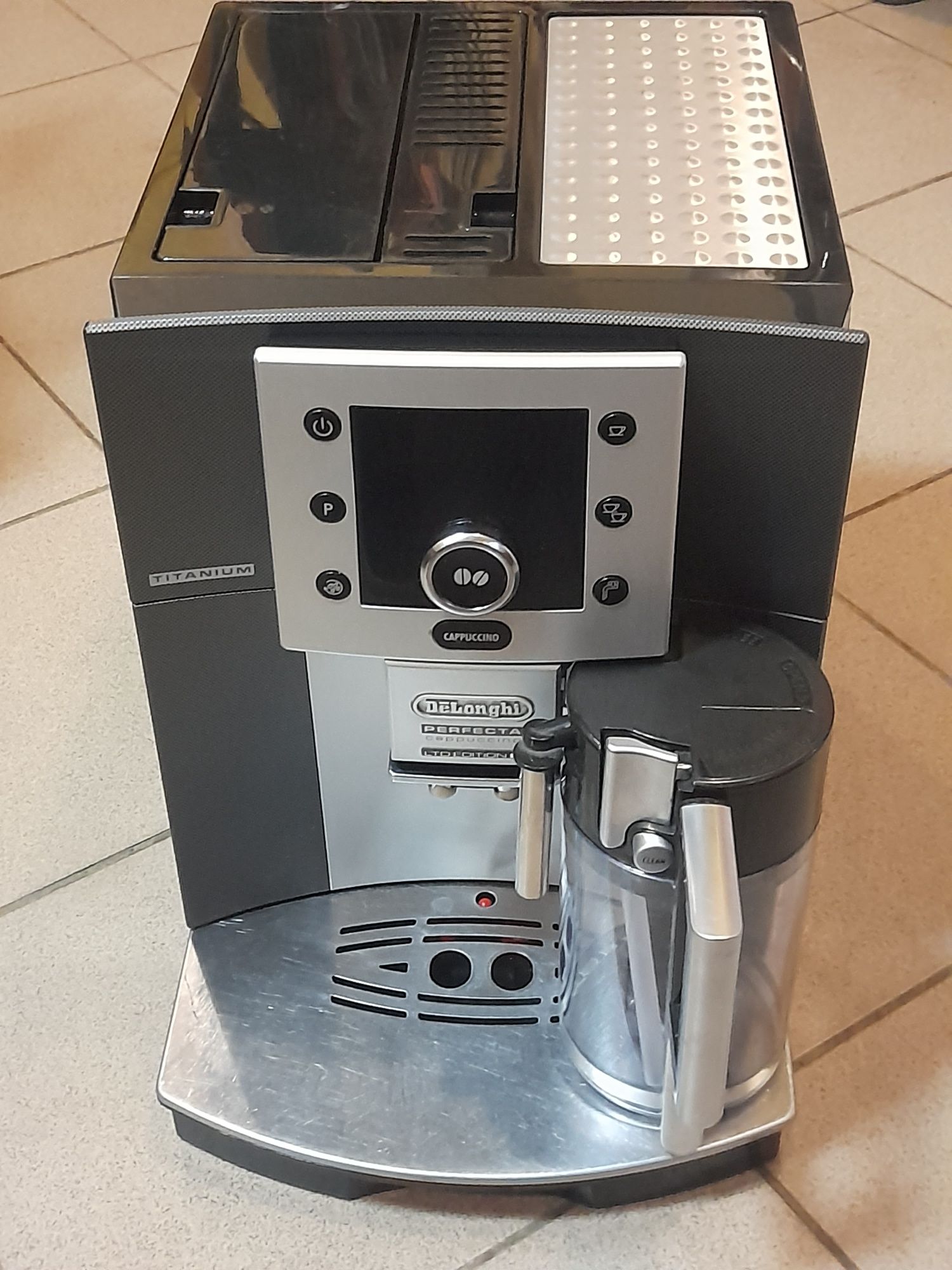 Кавоварка Delongi ESAM-5500