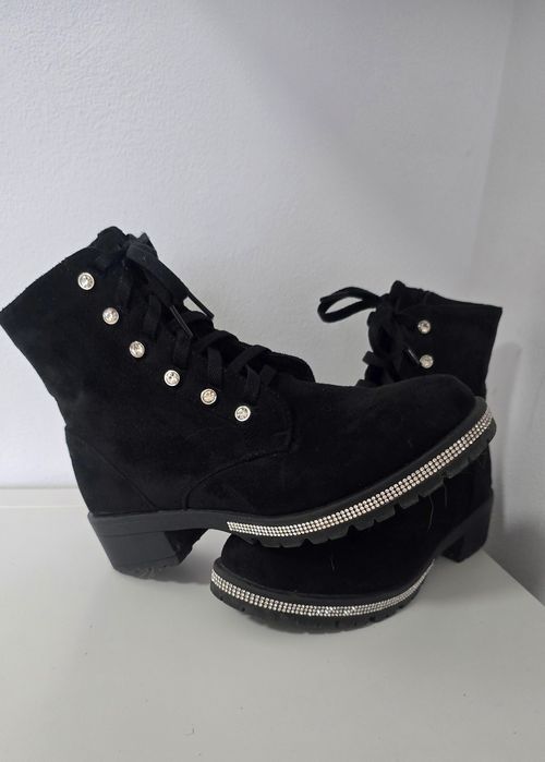 Botas de senhora com strass. Tamanho 38.