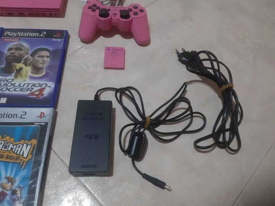 PS2 Rosa com comando e memory card + 6 jogos - Negociável