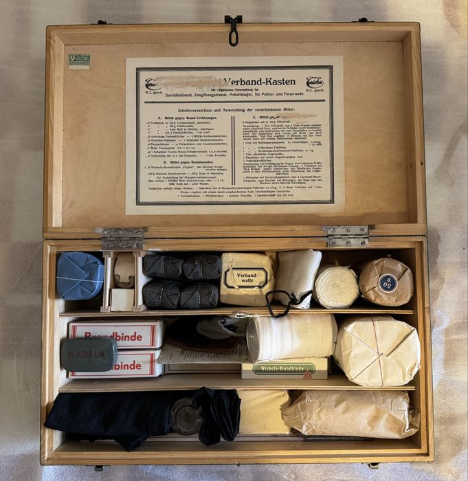 Kompletna, w pięknym stanie apteczka niemiecka z okresu przedwojennego