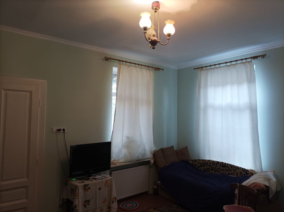 Продаж напівособняку у тихому центрі.