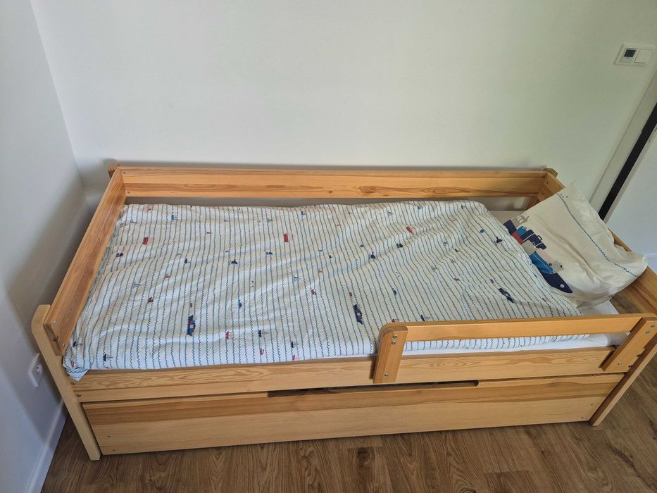 Łóżko podwójne z pojemnikiem na pościel