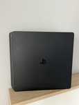 PS4 1TB com dois comandos