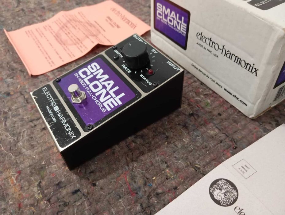 Electro-Harmonix Small Clone EH4600 Pedal efeito Chorus 90's