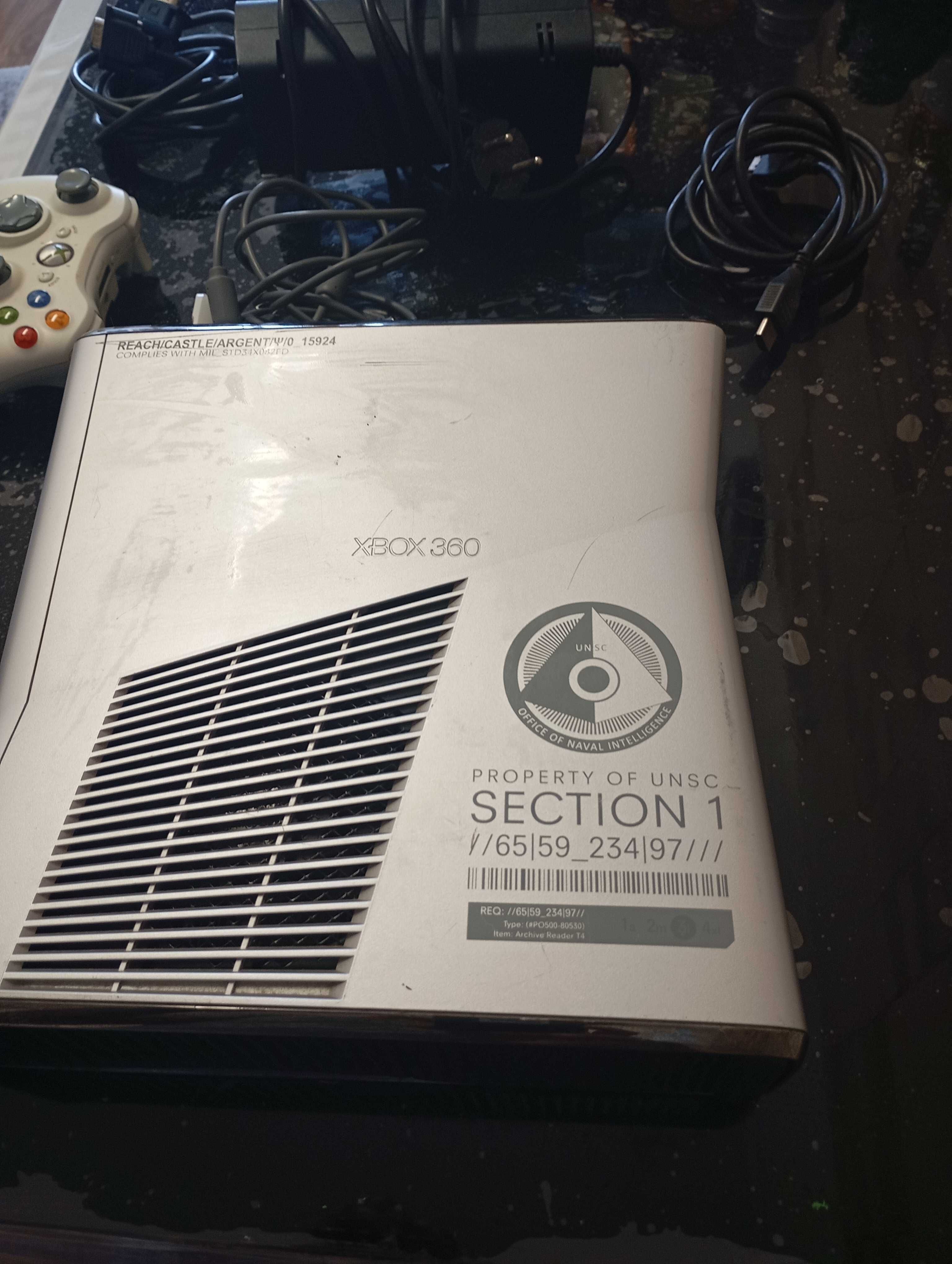 Console chipada de videogame XBox 360 com os jogos no Hd