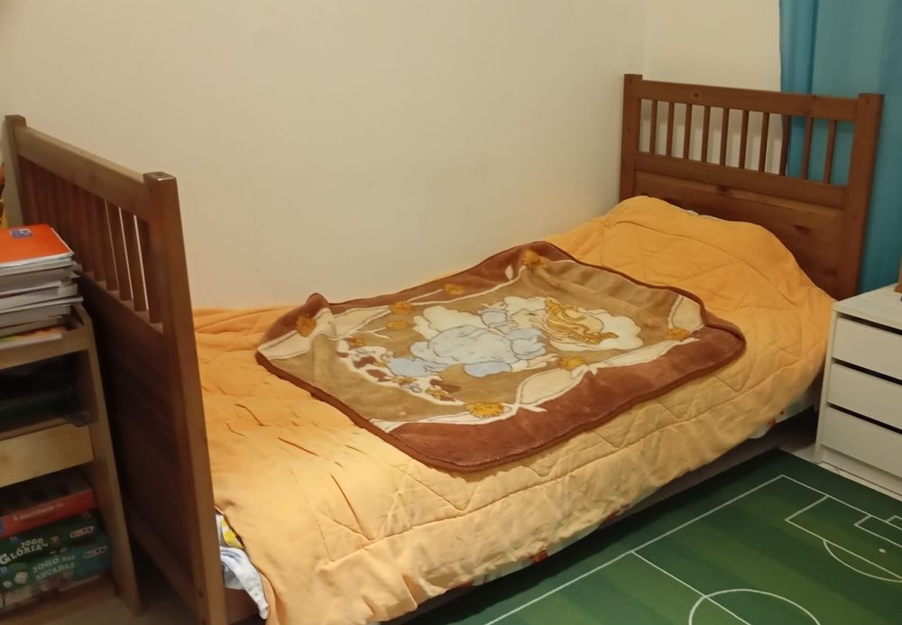 Cama de solteiro (standard) em madeira.