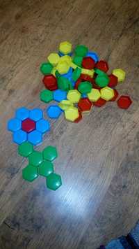 Різні дитячі іграшки:кубики,шестикутники,чоловічки