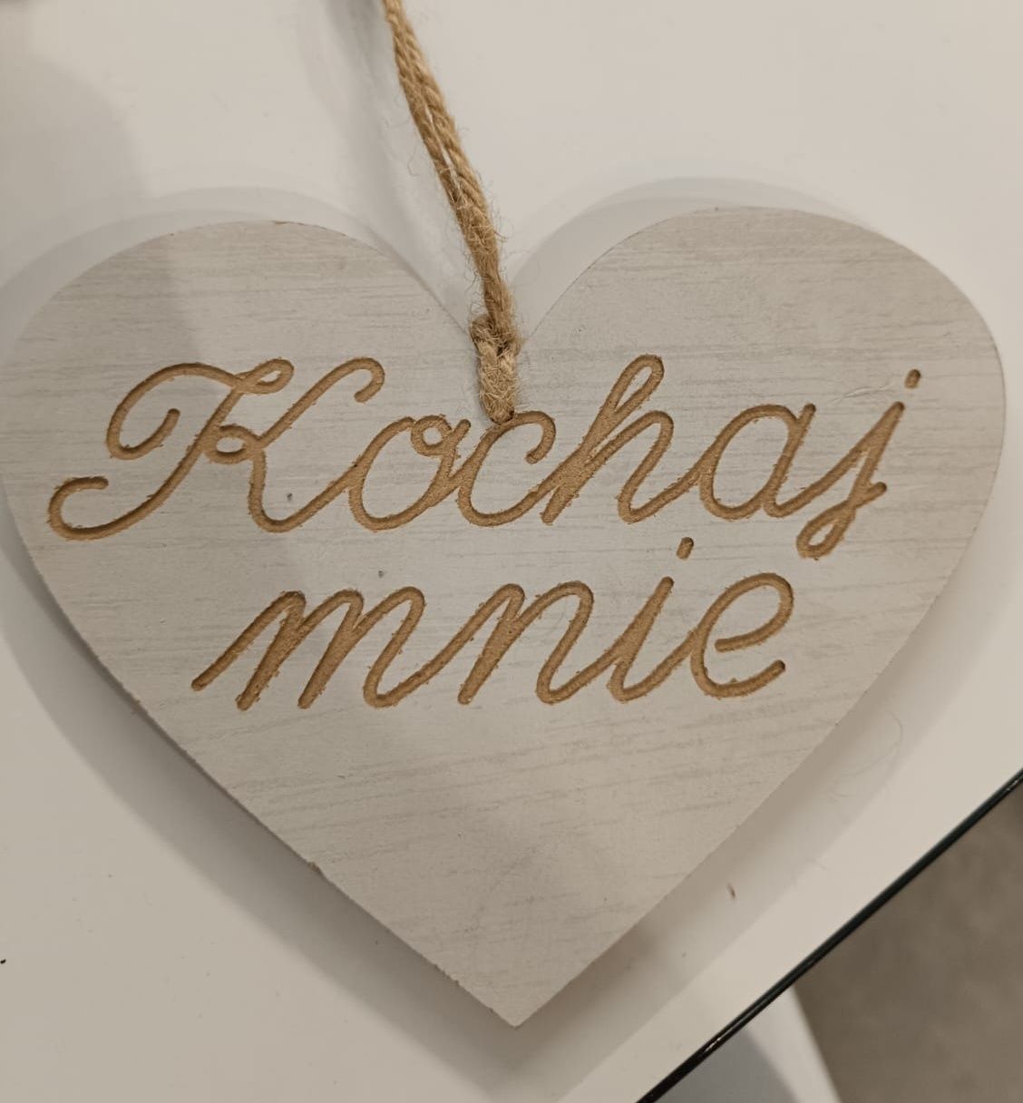 Okazjonalne drewniane tabliczki w kształcie serca z sentencjami