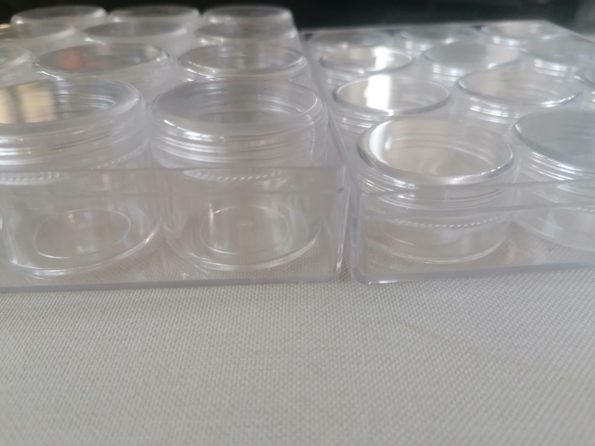 Caixas pequenas em plástico