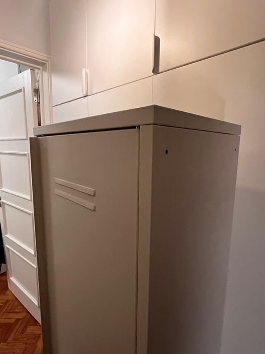 Armário IKEA metálico