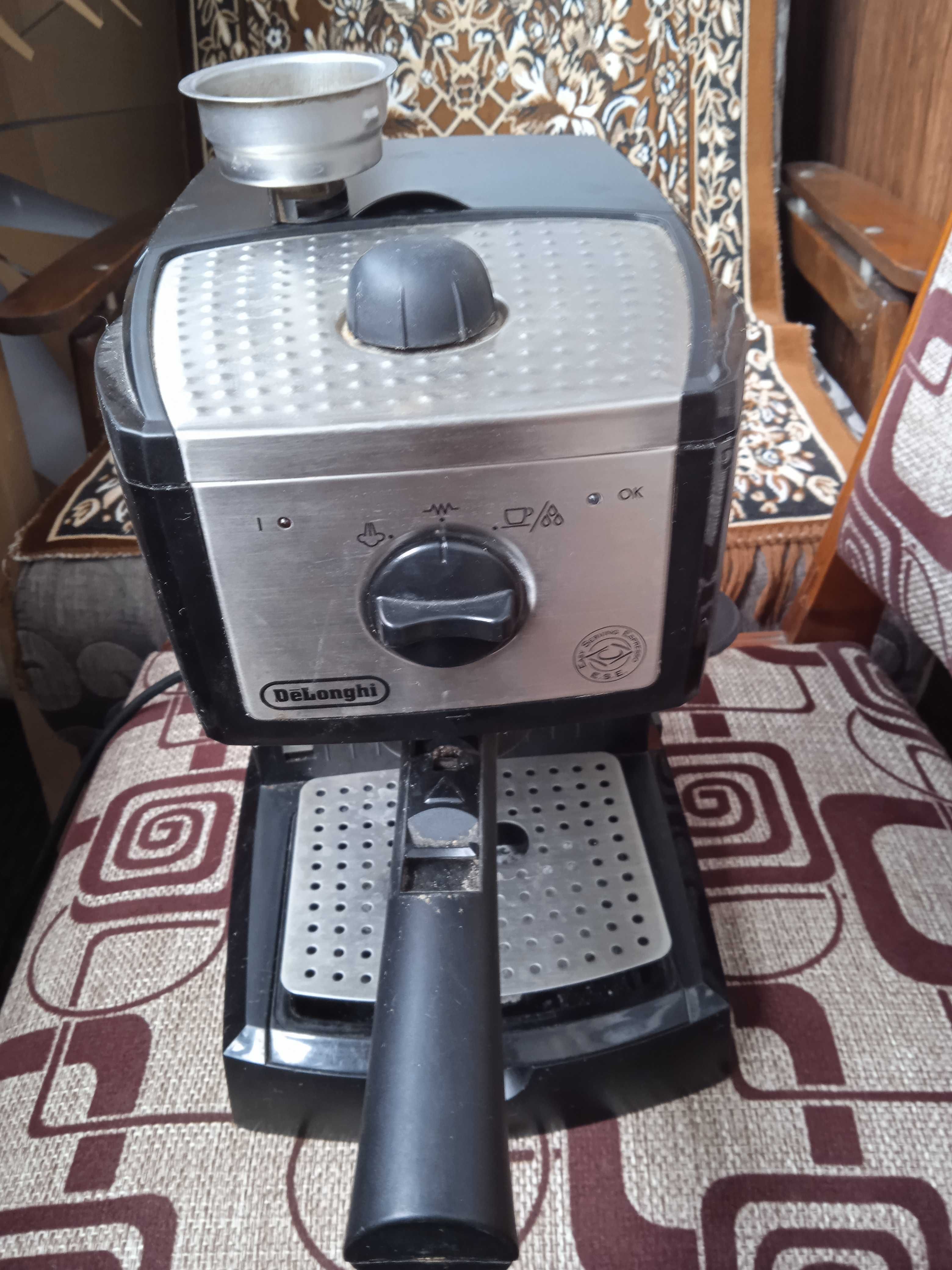 Продам кофеварку Delonghi EC156.B