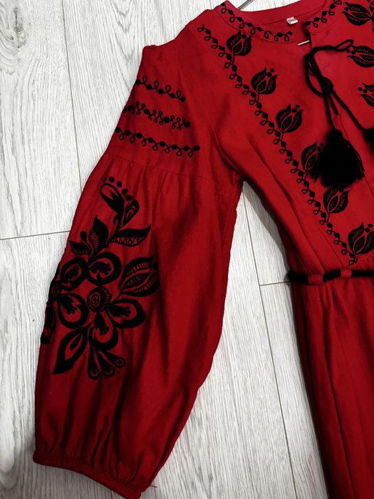 Червона сукня-вишиванка