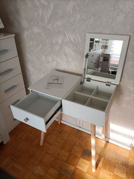 Biała toaletka z lustrem SMUKEE