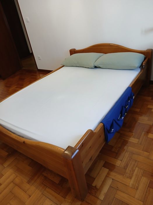 Cama de casal em madeira.