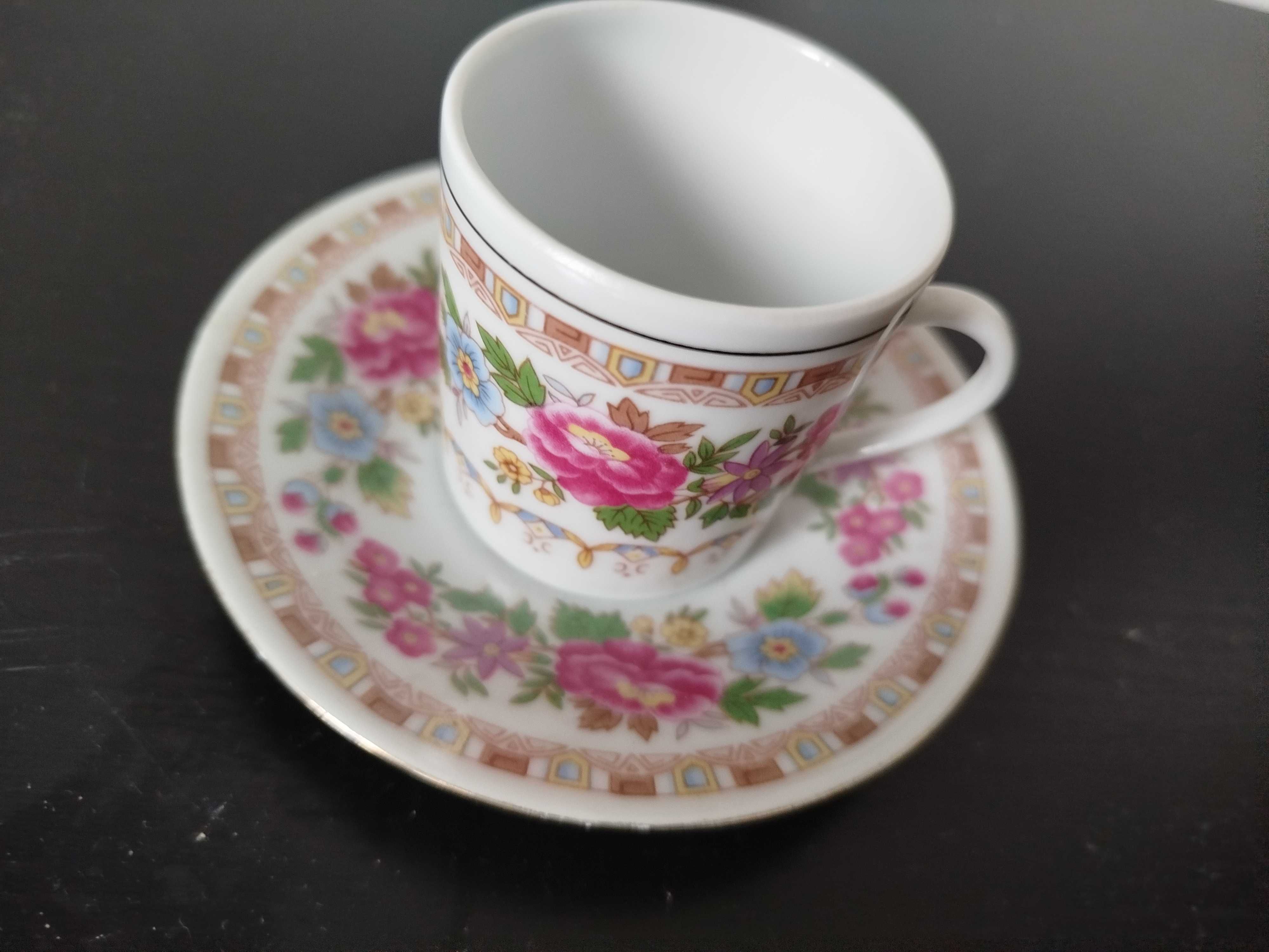Três chávenas de café duas iguais e uma diferente