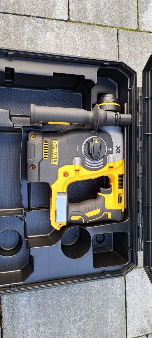 Mlotowiertarka dewalt DCH273