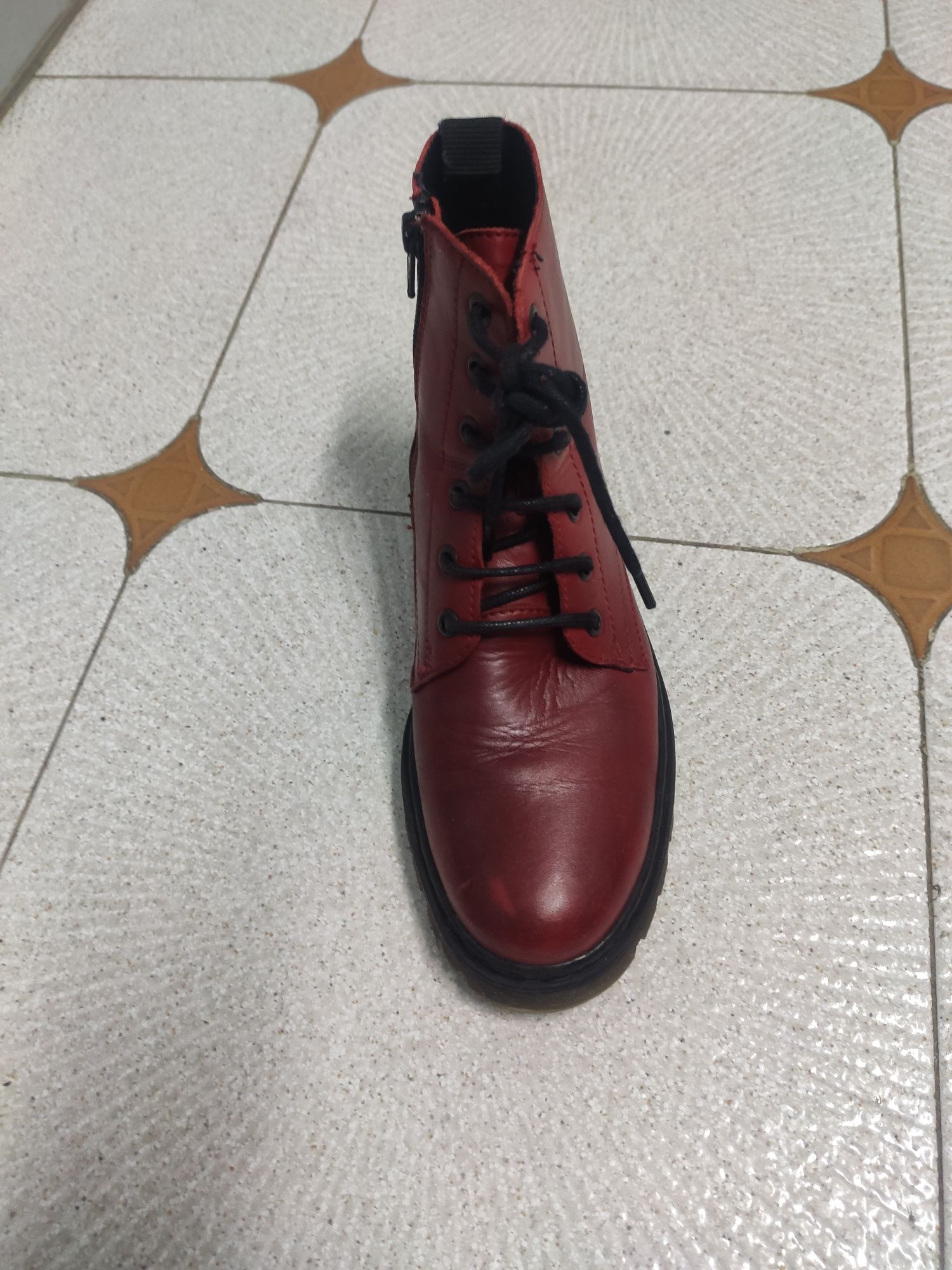 Botas vermelhas  com atacadores n 38 - 30€ e fecho novas