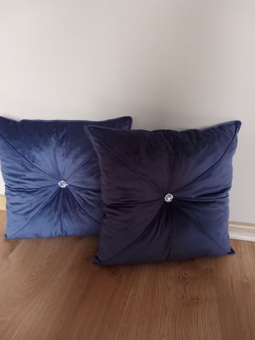 Poduszki w kolorze ciemnego fioletu