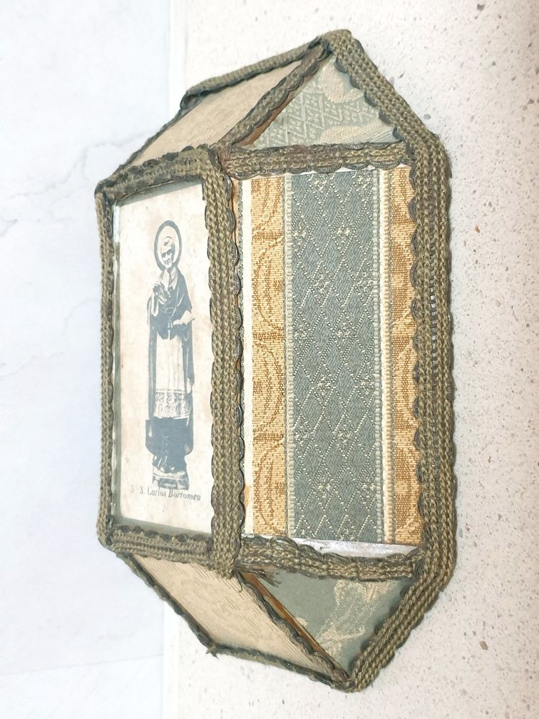 Antigo registo religioso com imagem de S. Carlos Borromeu