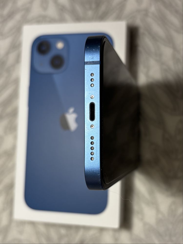 iPhone 13 niebieski