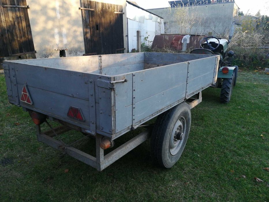 Traktor ES z przyczepką