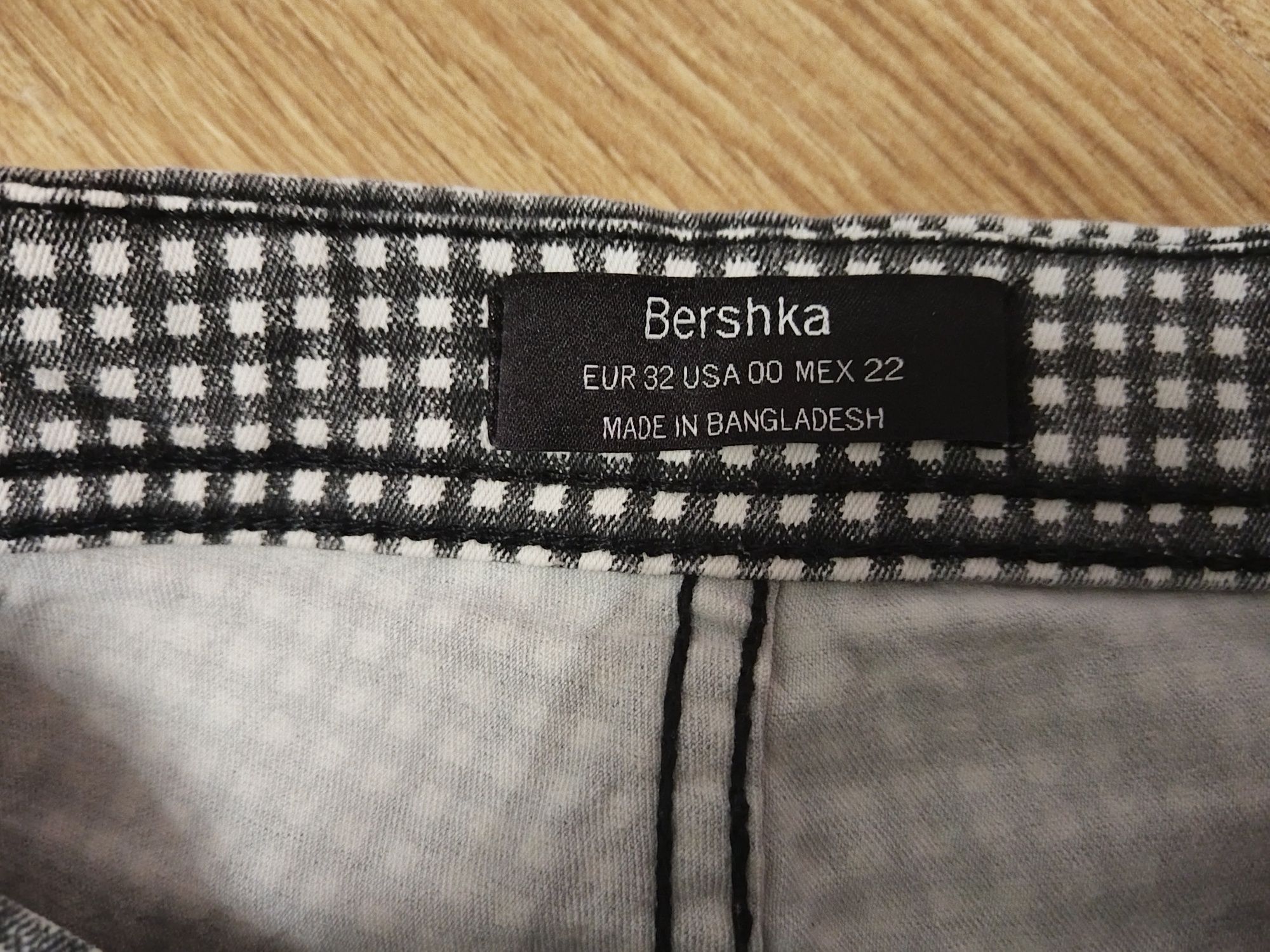 Spodnie damskie rozmiar 32 firmy Bershka