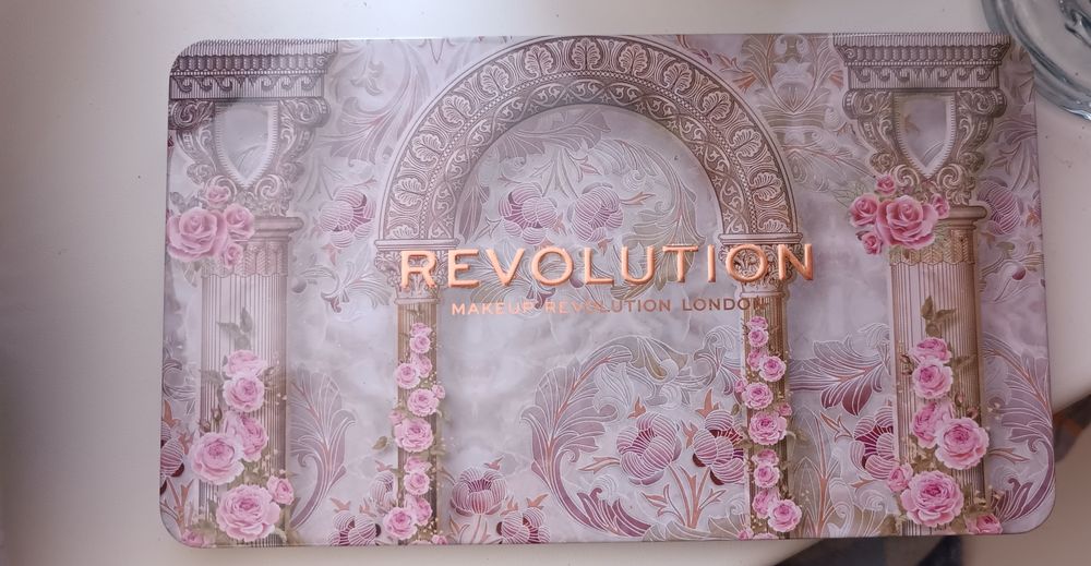 Палетка Makeup Revolution
Forever Flawless