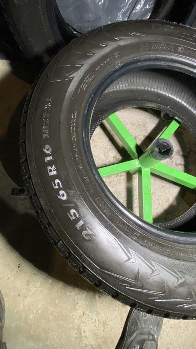 Продам зимові шини NOKIAN 215/65-R16