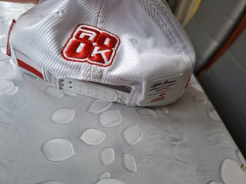 Czapka z autografem Roberta Kubicy