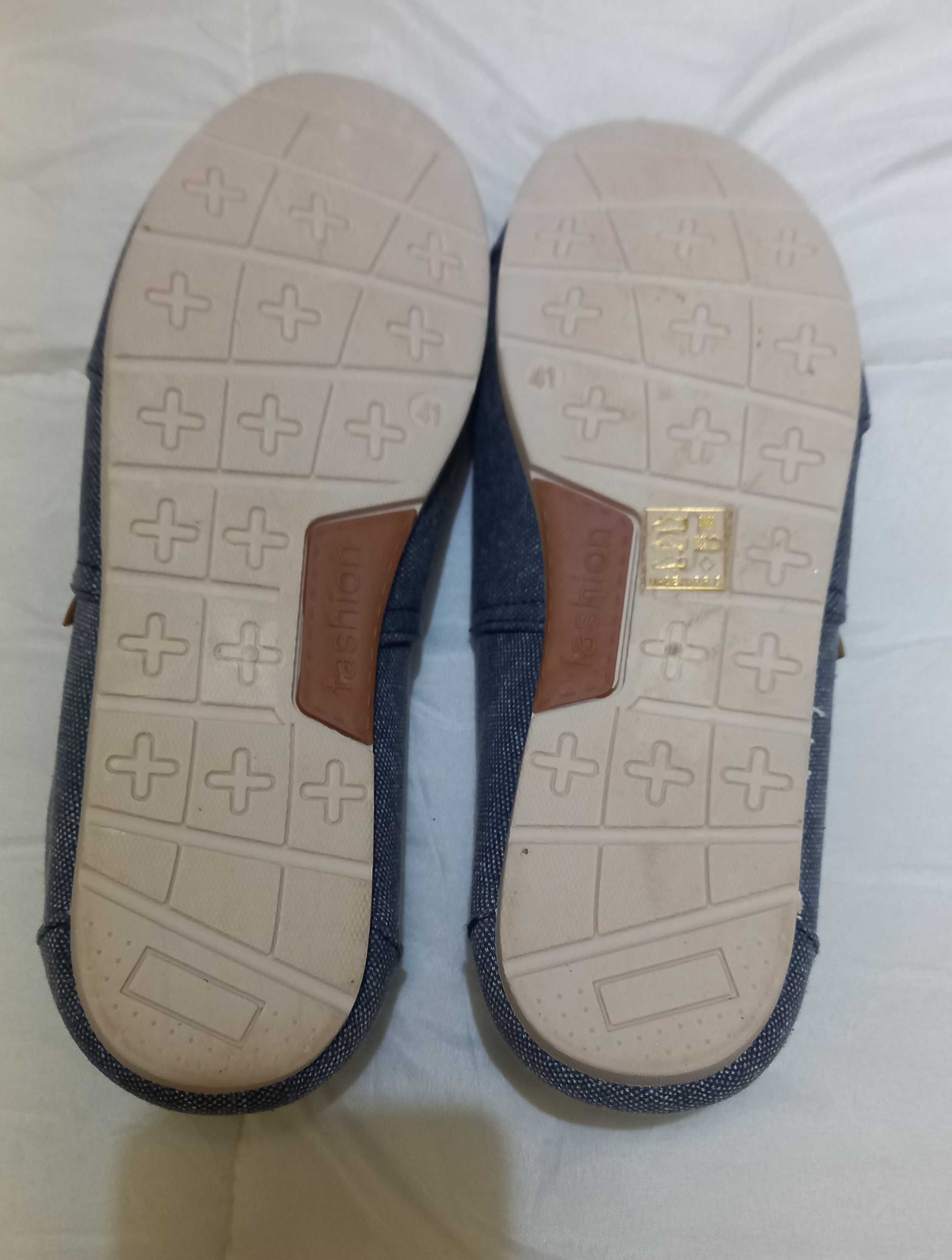 Sapatos em pano com sola em borracha