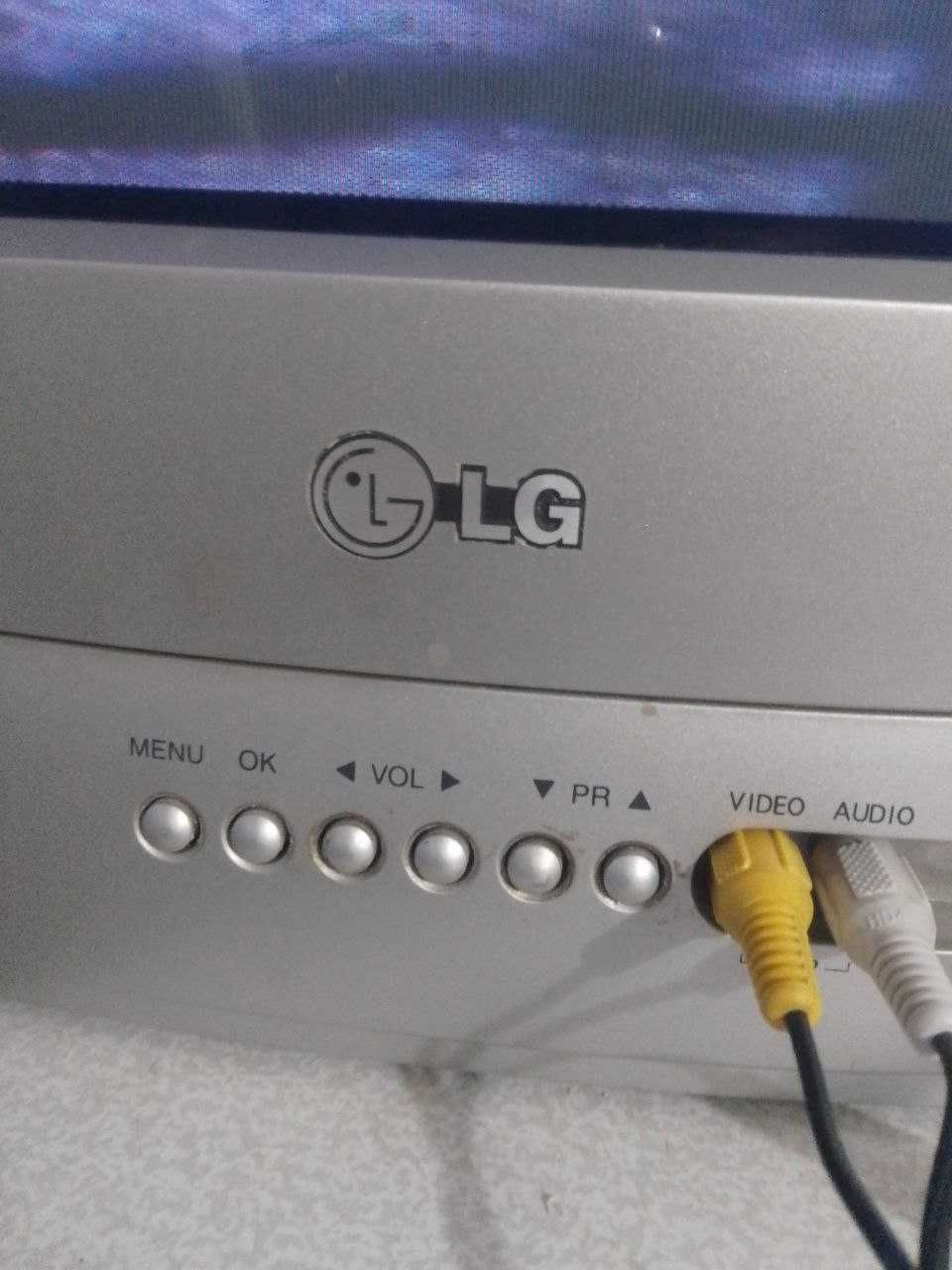 Телевізор LG з приставкою Т2 в комплекті.