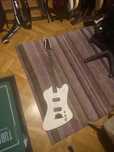 Epiphone Thunderbird – biały, potężne brzmienie, gotowy do gry