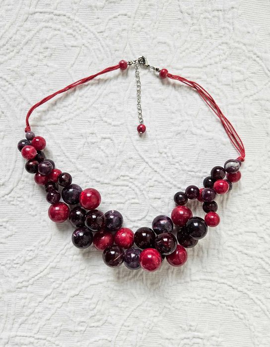 Naszyjnik bordowy z kulkami, korale