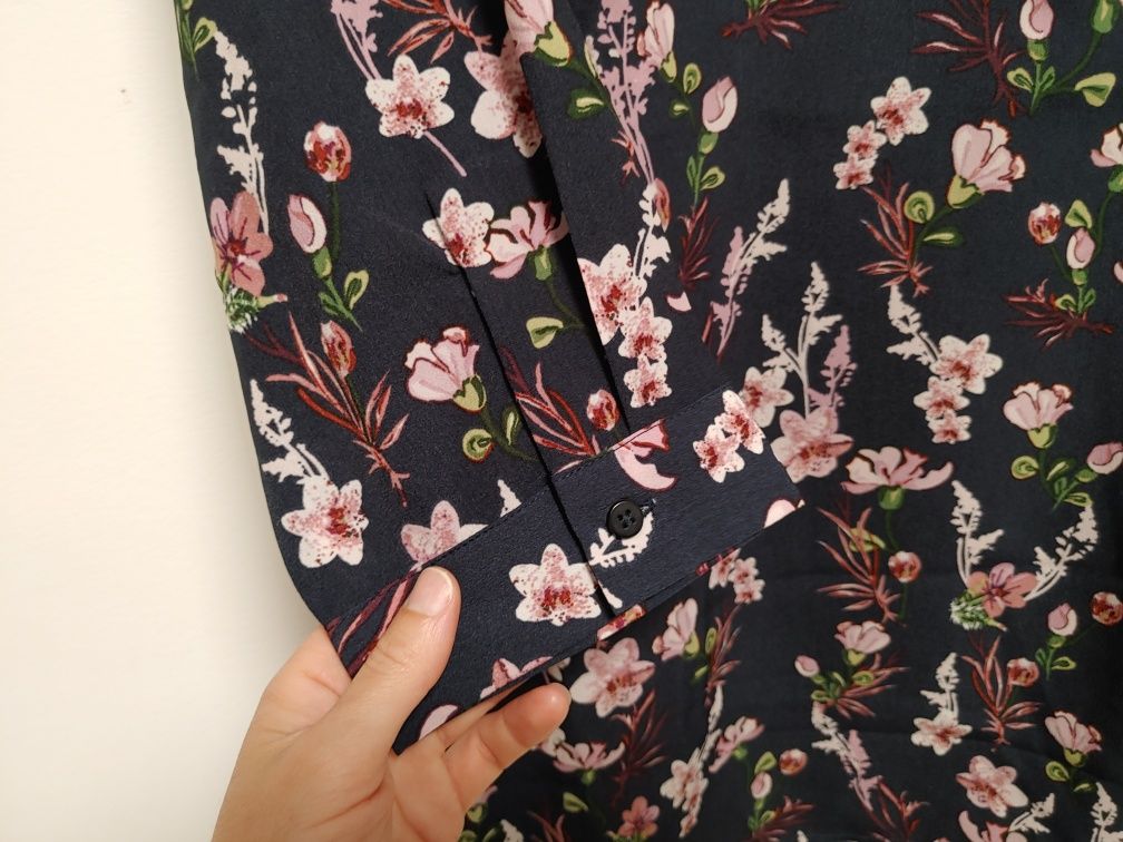 Blusa comprida com flores, tamanho M, NOVA, com etiqueta