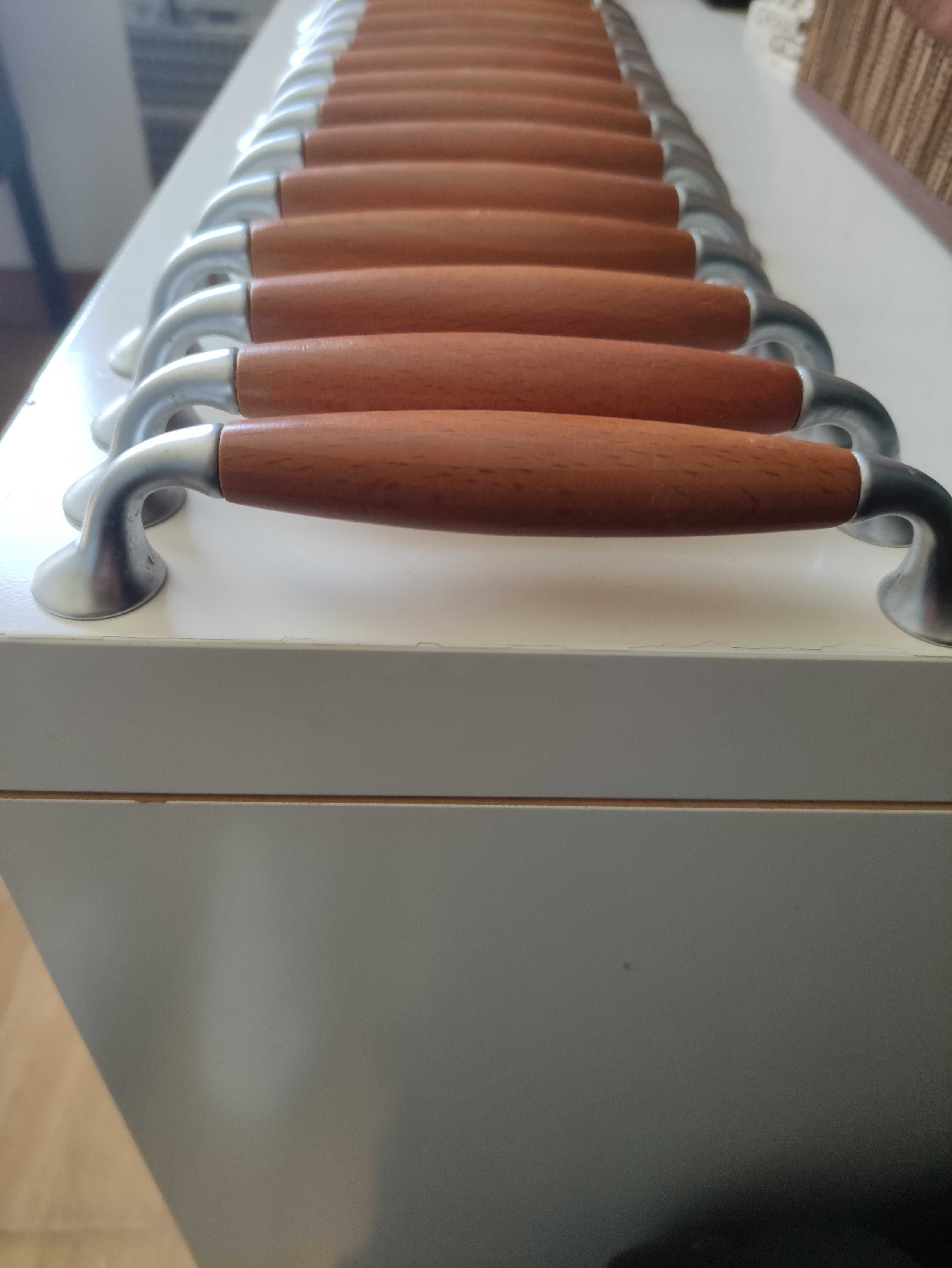 Puxadores para cozinha em inox e faia (madeira)