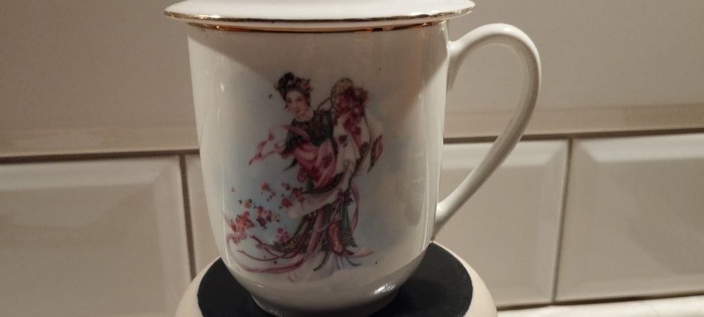 Kubek z przykrywką np. do parzenia herbaty, chińska porcelana z PRL-u