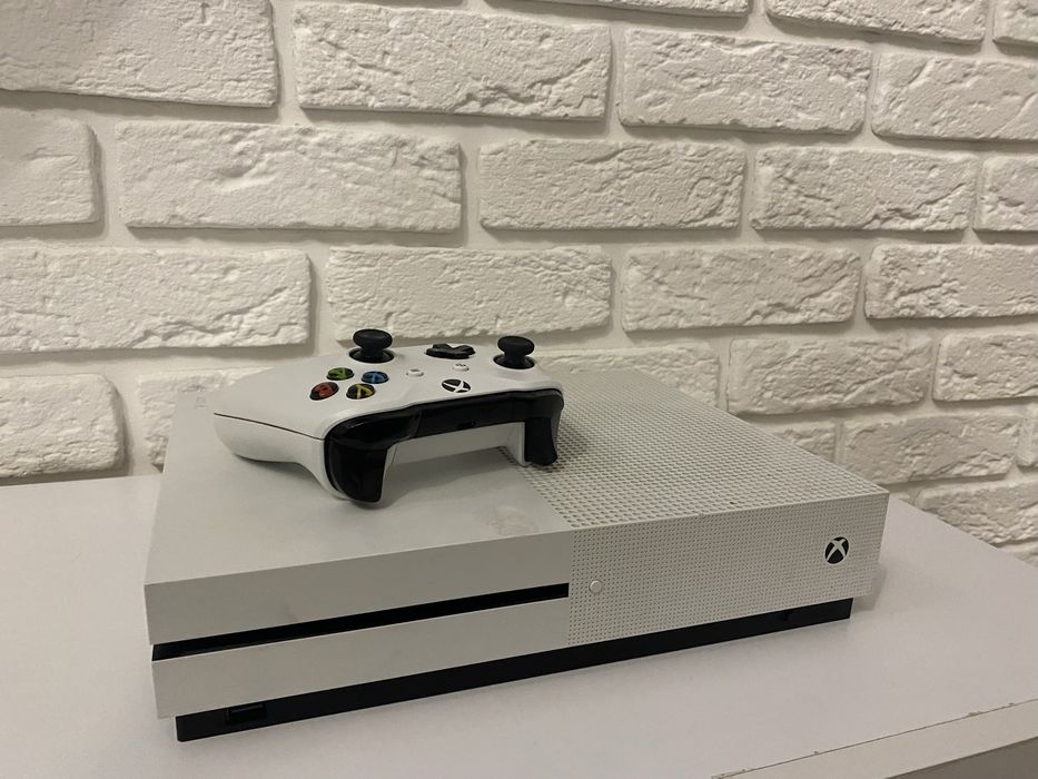 Продам xbox one s в не плохом за свое время работы состоянии