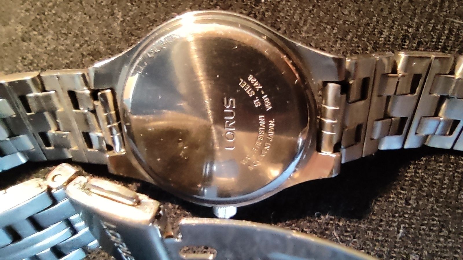 Zegarek damski marki Lorus na bransoletce