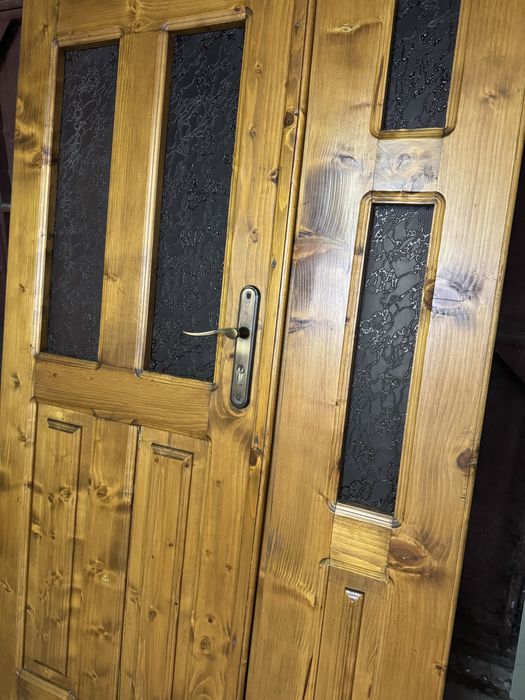 Двері деревяні в гарному збереженому стані