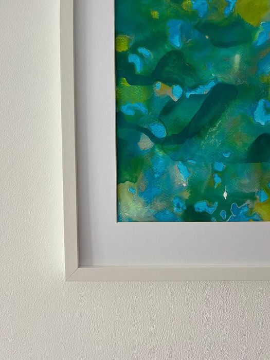 Pintura abstrata em acrílico em tons de azul e verde com moldura 30x40