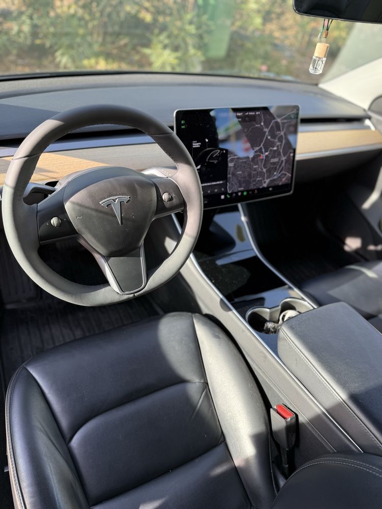 Tesla Model 3.