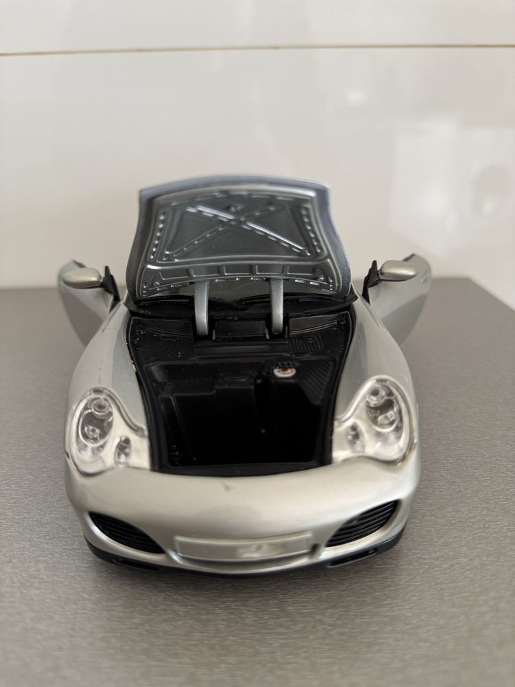 Porsche 911 Carrera 4S - Miniatura 1:18