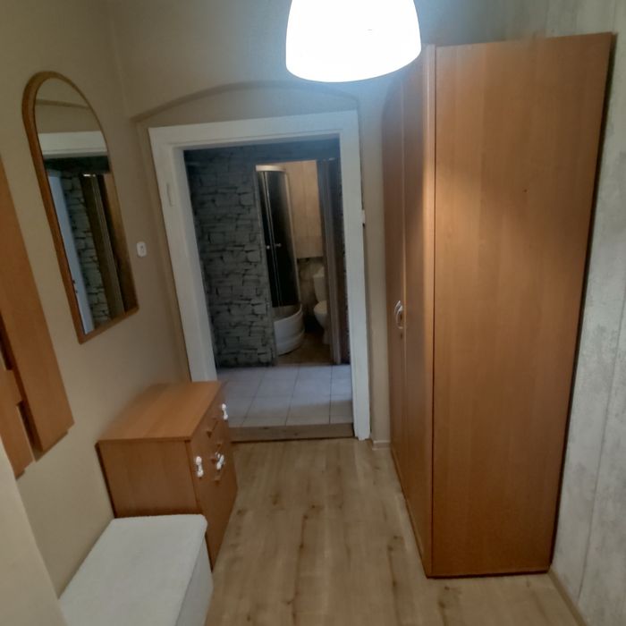 Wynajmę mieszkanie dwupokojowe z kuchnią i przedpokojem