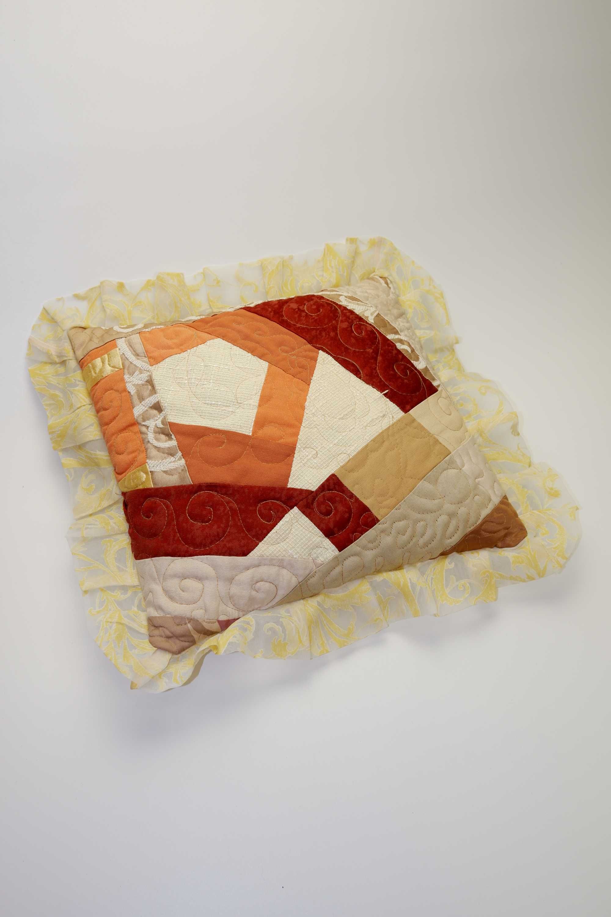Декоративная подушка пэчворк ручная работа интерьерная украшена рюши