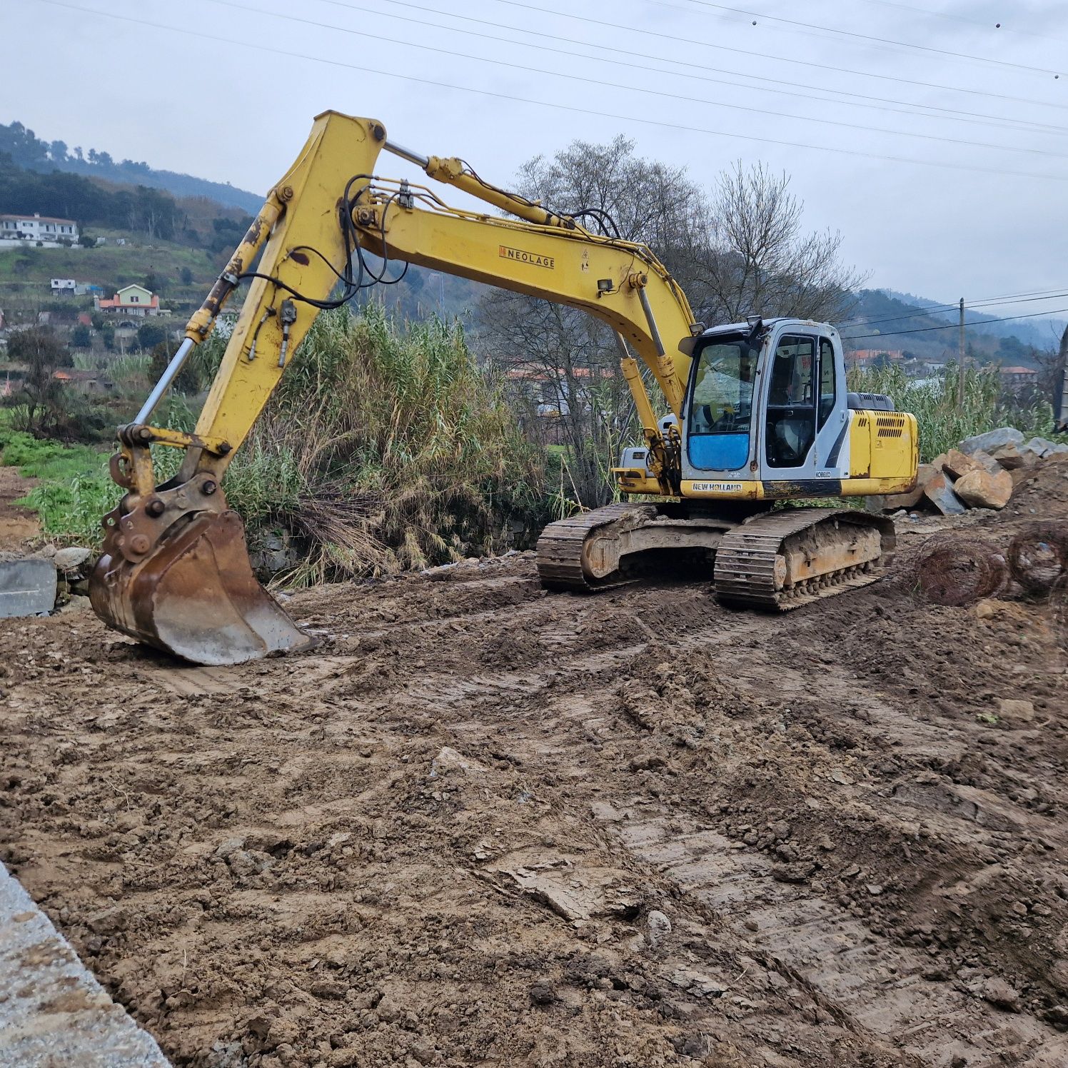 Vendo Newholland E175B 18 tn