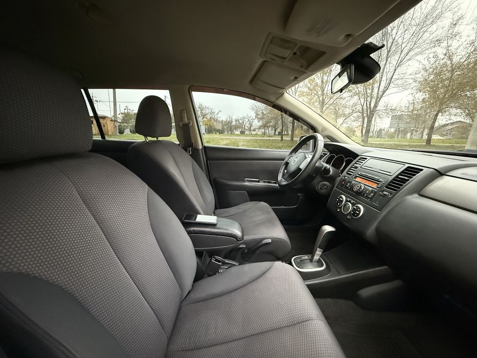Nissan Tiida, автомат на гарній комплектаціі.