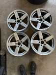 Felgi aluminiowe Dezent 8.0 x17 5x120 ET 30