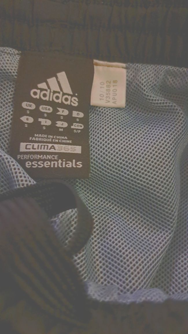 Spodnie sportowe chłopięce Adidas.