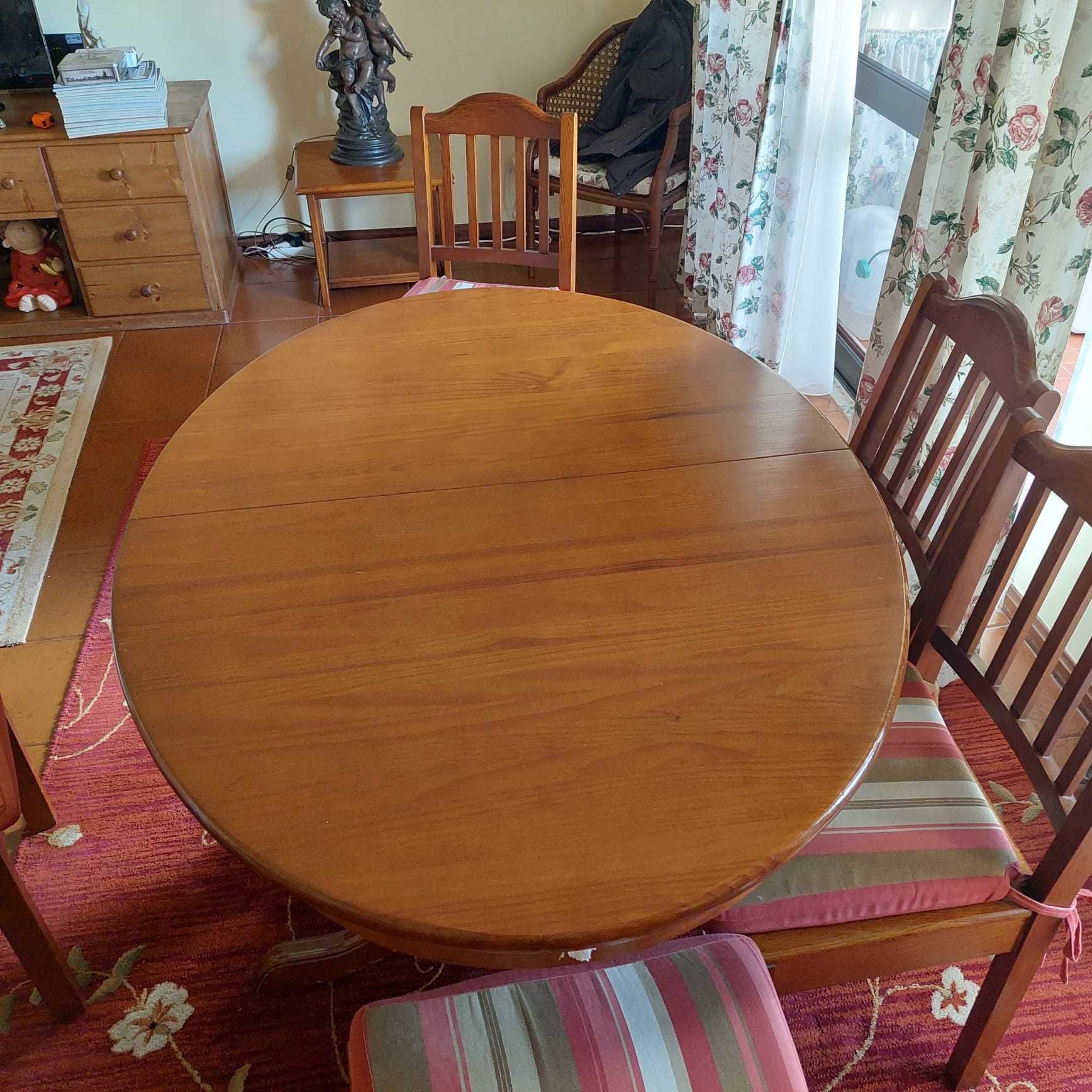 Conjunto de mesa e 6 cadeiras