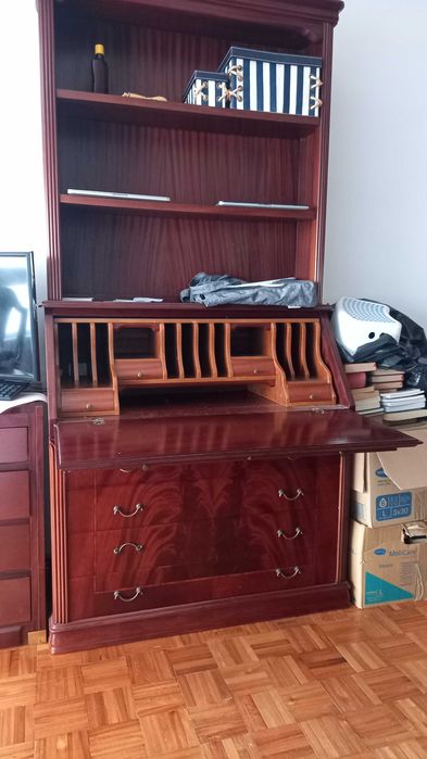 Escrivaninha elegante e clássica